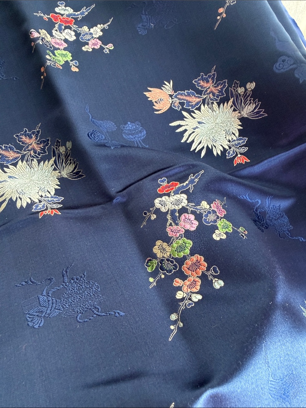 Vintage 1950s 60s Asian Brocade Satin Fabric Navy Floral Crane 4.75 Yds x 36 - Picture 13 of 16